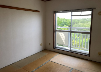 【寝室】 | グリーンメゾン南大沢５号棟 | 寝室でゆっくりと過ごすためにはベッド周りの適度な空間を担保することや窓の位置、照明の明るさ、寝室の広さなどを考える必要があります。自身や家族の構成とライフスタイルに併せて寝室にする部屋を選びましょう！