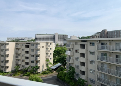 【展望】 | グリーンメゾン南大沢５号棟 | 眺望の良さを楽しめるダイニングキッチンで家族団らんの時間を過ごしてはいかがでしょうか。バルコニーから見える景色を家族で眺める時間は、時間が経つのを忘れてしまいそうですね。是非、現地を見に行きましょう！