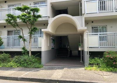 【エントランス】 | グリーンメゾン南大沢５号棟 | マンションのエントランスには、もともと風よけや防犯の役割がありますが、マンションによって宅配ボックスなどの設備が備わっている所もあります。日々の生活をイメージしながら生活しやすさをチェックしましょう。