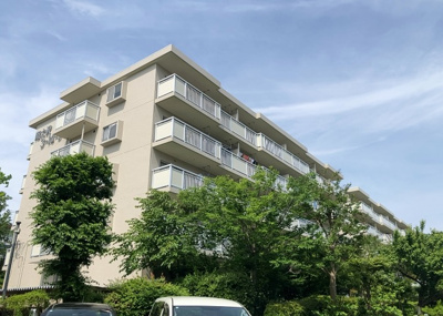 【現況写真】 | グリーンメゾン南大沢５号棟 | 外観はマンション管理がされているかの目安になります。築年数が古いと、壁面は劣化してひび割れが生じることも！建物が古びていても細かいところが修繕されていると、きちんと管理されているなぁと感じるでしょう。