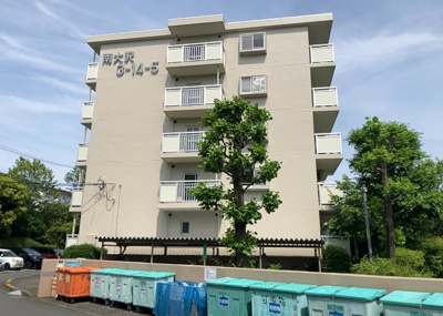 【外観】 | グリーンメゾン南大沢５号棟 | マンションの外観は非常に重要なポイントです！外観の善し悪しは資産価値に大きな影響を与えます。外観のいいマンションを購入することで、高値で売却がしやすく、買い手が見つかりやすいというメリットがあります。