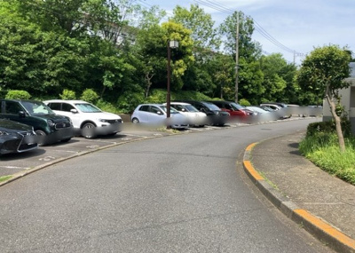 【駐車場】 | グリーンメゾン南大沢５号棟 | 駐車場と明記されていても、最小スペースでつくられた駐車場だと大型車は駐車できなかったり、出入りしにくくなったりする可能性があります。お車のサイズと購入したい物件の駐車場のサイズを現地で確認しましょう。