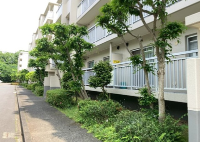 【庭】 | グリーンメゾン南大沢５号棟 | 物件によっては、入居者が個人的に使用できる専用庭がついているものもあります。また、住宅の中にある土間の部分を庭と呼ぶこともあります。庭の用途は住む人によって変わり、それによってデザインもさまざまです。