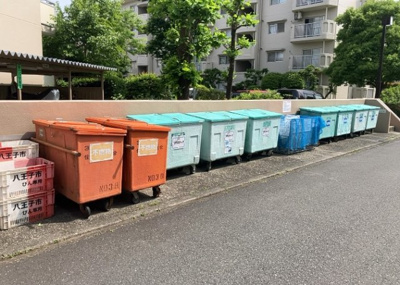 【設備】 | グリーンメゾン南大沢５号棟 | 共有部分は、住民なら誰もが使える設備のこと。例えば駐車場やエレベーター、インターネット設備、セキュリティ設備などがあります。他にも、マンションの廊下・外部階段やエントランス・ゴミ置き場などがあります。