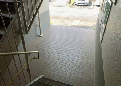 【ロビー】 | グリーンメゾン南大沢５号棟 | ラウンジは、マンションの共用スペースに椅子やテーブルなどを配置した利用者が寛げる空間です。屋内型ラウンジと屋外型ラウンジがあります。共用部分の管理状況と合わせて、詳細については現地でご確認ください。