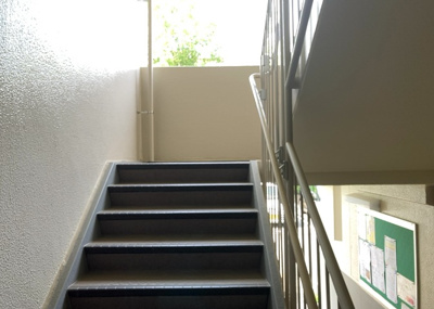 【ロビー】 | グリーンメゾン南大沢５号棟 | ロビーというと、エントランスと何がちがうの？と思いますよね。実はロビーとエントランスには明確な決まりはありません。物件によっては、エントランスを入って広がるある程度の広さのある空間がロビーとなります。