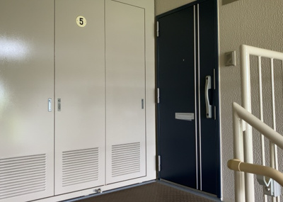 【その他共用部分】 | グリーンメゾン南大沢５号棟 | 共有部分は、住民なら誰もが使える設備のこと。例えば駐車場やエレベーター、インターネット設備、セキュリティ設備などがあります。他にも、マンションの廊下・外部階段やエントランス・ゴミ置き場などがあります。