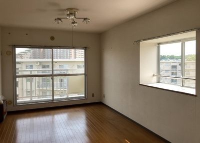 【ダイニング】 | グリーンメゾン南大沢５号棟 | ダイニングは、食事や家族の団らんスペースとしてだけではなく、ほかの用途としても使用することができます。ダイニングテーブルを置き、食事のためのスペースを作ることでリビングとの差別化を図ることができます。