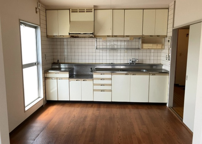 【キッチン】 | グリーンメゾン南大沢５号棟 | L型アイランドタイプは、キッチンからダイニングにもリビングにも目が行き届くので、とても使いやすい配置です。L字型独立タイプは、キッチンを独立させてるためLDKというよりもLDといった様なイメージです。