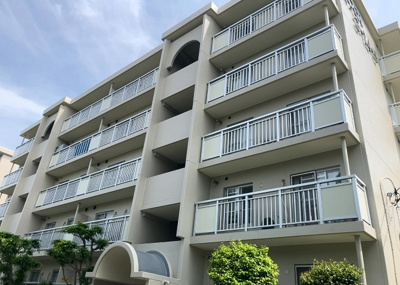 【構造・工法・仕様】 | グリーンメゾン南大沢５号棟 | ＲＣ造、Reinforced Concreteは直訳すると補強されたコンクリートです。主に柱や梁・床・壁が鉄筋とコンクリートで構成おり、鉄筋を組んだ型枠にコンクリートを流し込んで固めたものを指します。