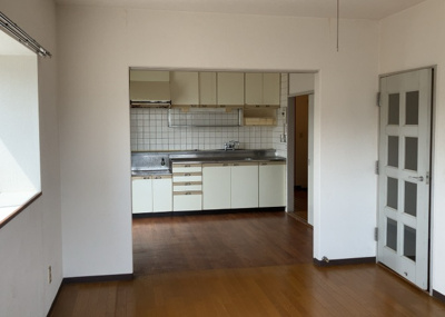 【居間・リビング】 | グリーンメゾン南大沢５号棟 | 直線タイプはLとDKを一直線に並べた形で対面キッチンのタイプです。一般的なのでよく見かけるかもしれません。直線タイプに似た直接アイランドタイプは、キッチンとダイニングの間に壁がない分広く感じられます。