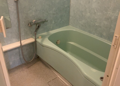 【浴室】 | グリーンメゾン南大沢５号棟 | 入浴時の快適さも大事なことですが、綺麗な状態を維持できなければ気持ちよく入浴できません。毎日の掃除が楽という点は大事なポイントになります！カビが生えにくく掃除がしやすい、壁や浴槽を選ぶといいでしょう。