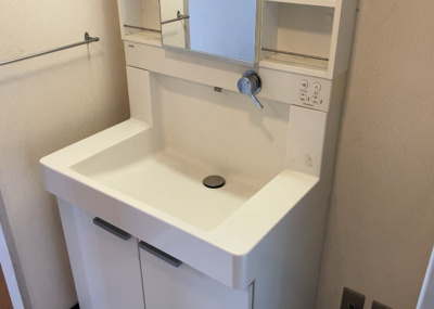 【独立洗面台】 | グリーンメゾン南大沢５号棟 | 洗面化粧台では顔を洗ったり、身だしなみを整えることが本来の使い方ですが、用途によっては洗面化粧台に求められる機能が違ってくるため、ご自身や家族のライフスタイルに合ったものを選ぶことをおすすめ致します。