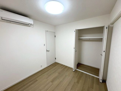 【洋室】 | ファミール堺 | お部屋を広く利用するために必須なクローゼットが全室付いています♪もちろんお荷物を収納されても良しの勝手の良いクローゼットは嬉しいですね♪