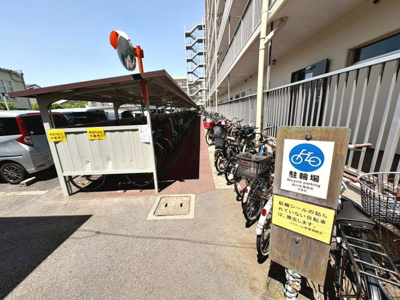 【駐輪場】 | ファミール堺 | 【駐輪場】屋根ございますので、雨で自転車が濡れないのは、嬉しいポイントですね！