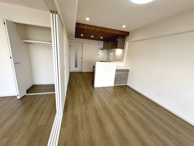 【居間・リビング】 | ファミール堺 | 南海本線「七道」駅まで徒歩７分！阪堺電気軌道阪堺線「高須神社」駅まで徒歩４分！２沿線利用可能です！毎日の通勤や通学に便利ですね♪