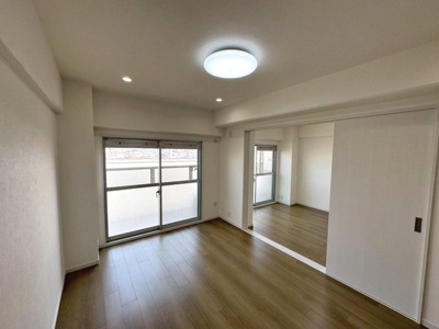 【居間・リビング】 | ファミール堺 | ＬＤＫ約１１．７帖♪暮らしの中心となるリビングは、家族みんなが心地よく過ごせる癒しの空間ですよ！