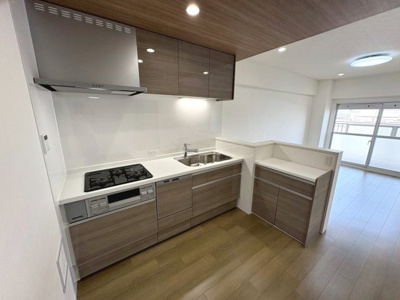 【キッチン】 | ファミール堺 | 食器洗浄乾燥機付ですので、忙しいママをサポートしてくれます♪カウンターがあるので、作業スペースが広々確保できます！