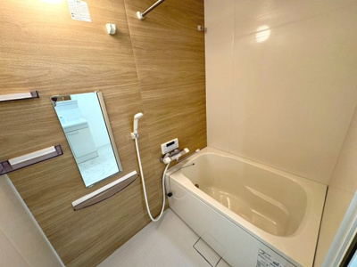 【浴室】 | ファミール堺 | あったら嬉しい浴室乾燥機付き！雨の日でもお洗濯が出来るのはポイントですね♪追いだき機能付いていますので、いつでも温かいお風呂で疲れを癒せますよ！