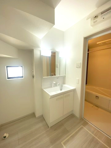 西伊敷3丁目　新築戸建て②の洗面所|三面鏡洗面化粧台です。