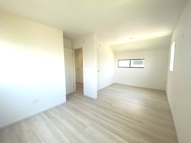 西伊敷3丁目　新築戸建て②の洋室|広々としてお子様ものびのびできますね。