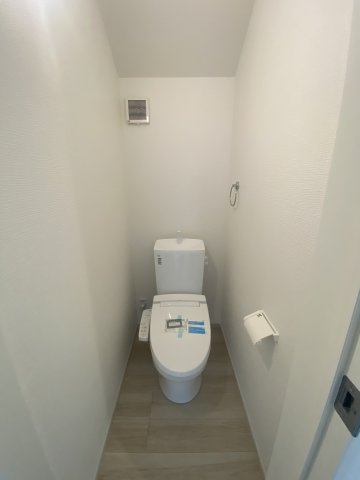西伊敷3丁目　新築戸建て②のトイレ|2階の温水洗浄便座トイレです。