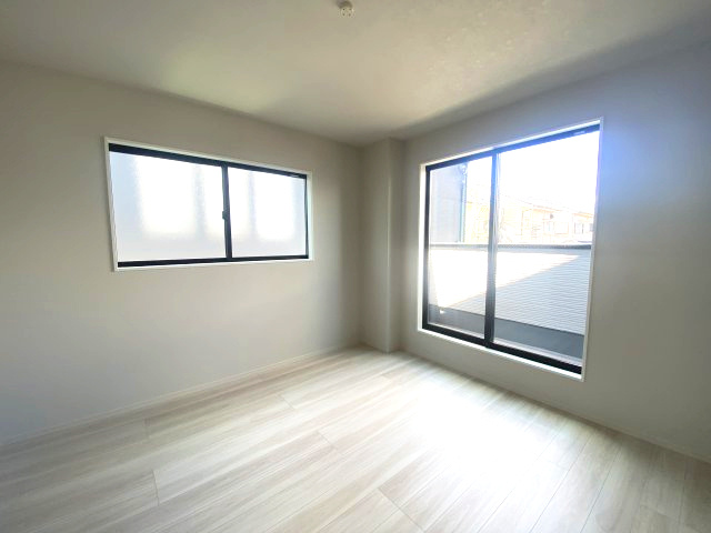 西伊敷3丁目　新築戸建て②の洋室|8帖のゆとりのある洋室です。