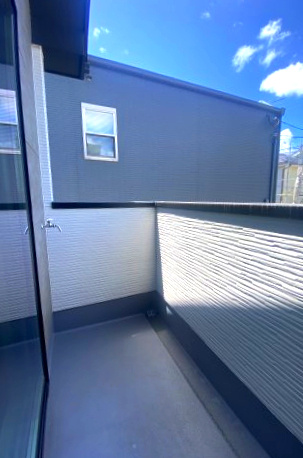 西伊敷3丁目　新築戸建て②のバルコニー|洗濯物も布団もたっぷり干せます。