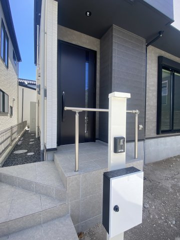 西伊敷3丁目　新築戸建て②の玄関