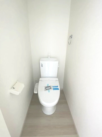 西伊敷3丁目　新築戸建て②のトイレ|1階の温水洗浄便座トイレです。