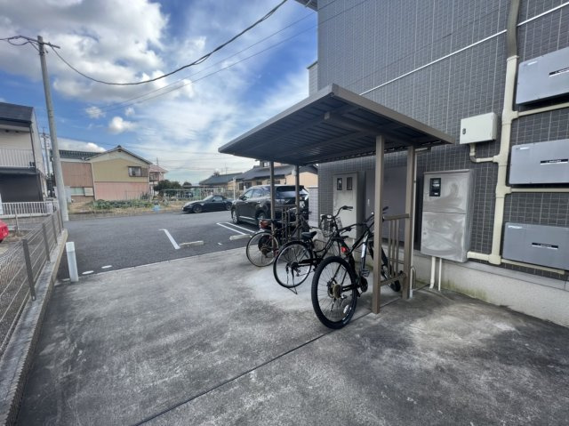 クレストコート米津の駐車場