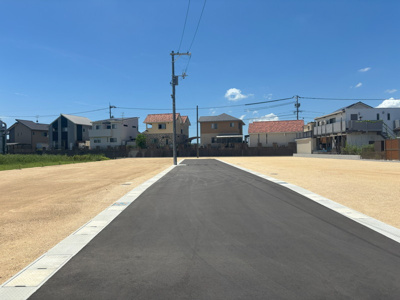 【前面道路含む現地写真】 | 土地　玉島阿賀崎4丁目　全8区画 | 団地内道路は幅員6ｍでゆとりがあります。