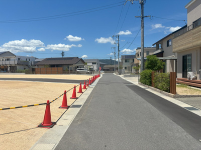 【前面道路含む現地写真】 | 土地　玉島阿賀崎4丁目　全8区画 | 団地進入路は幅員約5ｍ