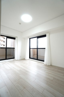 【洋室】 | 【上質リフォーム】Jcity古市駅前 | 【洋室約6.2帖】
心と体をゆったりと安らげる主寝室。
寝室のゆとりが大きい分だけ、
暮らしの安らぎは深まります。
一日の疲れを癒すだけでなく、
ご夫婦の親密な語らいを紡ぎ出します。