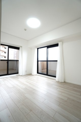 【洋室】 | 【上質リフォーム】Jcity古市駅前 | 【洋室約6.2帖】
心と体をゆったりと安らげる主寝室。
寝室のゆとりが大きい分だけ、
暮らしの安らぎは深まります。
一日の疲れを癒すだけでなく、
ご夫婦の親密な語らいを紡ぎ出します。