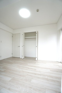 【洋室】 | 【上質リフォーム】Jcity古市駅前 | 【洋室約6.2帖】
どんな家具や敷物でも部屋に馴染みやすく、
コーディネートがし易そうですね。
配置も柔軟に対応できるので身の回りの整理もし易い！
自分好みの空間に出来そうですね！