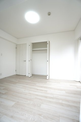 【洋室】 | 【上質リフォーム】Jcity古市駅前 | 【洋室約6.2帖】
どんな家具や敷物でも部屋に馴染みやすく、
コーディネートがし易そうですね。
配置も柔軟に対応できるので身の回りの整理もし易い！
自分好みの空間に出来そうですね！