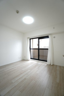 【洋室】 | 【上質リフォーム】Jcity古市駅前 | 【洋室約5.7帖】
居室にはクローゼットを完備。
自由度の高い家具の配置が叶うシンプルな空間です。
お子様の成長と人数と共に必要になる
子供部屋にもぴったりの間取りですね。