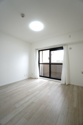 【洋室】 | 【上質リフォーム】Jcity古市駅前 | 【洋室約5.7帖】
居室にはクローゼットを完備。
自由度の高い家具の配置が叶うシンプルな空間です。
お子様の成長と人数と共に必要になる
子供部屋にもぴったりの間取りですね。