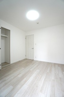 【洋室】 | 【上質リフォーム】Jcity古市駅前 | 【洋室約5.7帖】
こども部屋をコーディネート！このぐらいの広さがあれば、 
お子さんの好きな色やモチーフを使ったコーディネートで、
勉強もお片付けも全部楽しいお気に入りの空間にしていけそうですね