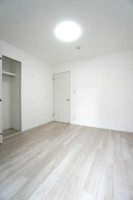 【洋室】 | 【上質リフォーム】Jcity古市駅前 | 【洋室約5.7帖】
こども部屋をコーディネート！このぐらいの広さがあれば、 
お子さんの好きな色やモチーフを使ったコーディネートで、
勉強もお片付けも全部楽しいお気に入りの空間にしていけそうですね