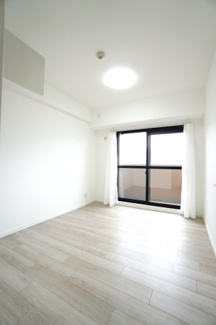 【洋室】 | 【上質リフォーム】Jcity古市駅前 | 【洋室約5.2帖】
在宅勤務・リモートワークの書斎や、
趣味やくつろぎのスペースとしても。
家族と一緒に楽しい時間を過ごす中にも、
一人でくつろげる時間と場所は特に良いですね。