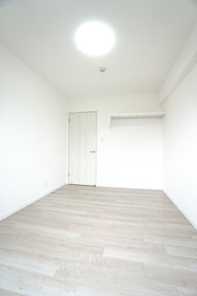 【洋室】 | 【上質リフォーム】Jcity古市駅前 | 【洋室約5.2帖】
将来、ライフスタイルや家族構成が変わった時等、
第2子供部屋としても活用できそうですね！
収納もかなり多めの容量を確保。
壁掛けエアコンの取付には工夫が必要です！