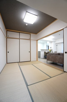 【和室】 | 【上質リフォーム】Jcity古市駅前 | 【Japanese-style room】
リビングに隣接した和室。
冬はコタツを置いたり、優しい畳の感触は
赤ちゃんのお昼寝にもぴったり！
居室スペースとしてだけでなく、客間としても活用できます。