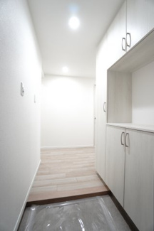 【玄関】 | 【上質リフォーム】Jcity古市駅前 | 【玄関ホール】
人を迎え入れる最初の場所だからこそ、
清潔感があり纏まった空間にして頂ける様に
ニッチ風シューズBOXを設置。
照明はオートライト。消し忘れや
出入りが暗くならなく済みます！