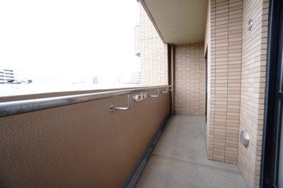 【バルコニー】 | 【上質リフォーム】Jcity古市駅前 | 【バルコニー】
リビング全面が接するワイドバルコニー。
前面の建物が邪魔することなくよく陽が当たり、お洗濯物もすぐ乾きそう！
この位の広さがあると、エアコン室外機を置いても十分なスペースを保てます。