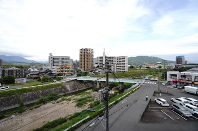 【展望】 | 【上質リフォーム】Jcity古市駅前 | 【四季を感じる】
四季の移ろい・爽やかな青空や風を感じられ
自然を愉しめるパノラマビュー。
毎日の暮らしに余裕を感じさせてくれる、
遮る物の無い開放的な眺望を是非、ご堪能ください。