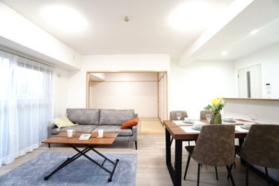 【居間・リビング】 | 【上質リフォーム】Jcity古市駅前 | 【約14.4帖LDK】
今回のリノベーションは「モダンスタイル」
シンプルで洗練されたデザインが特徴。
直線的なラインと無駄のないフォルムが中心で、
機能美と美観が融合するスタイルです！