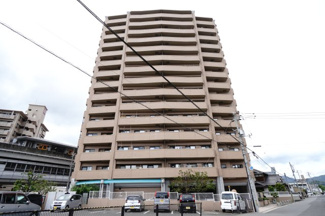 【外観】 | 【上質リフォーム】Jcity古市駅前 | 【耐震性】
耐震性の高さを判断するポイントは、
建築確認申請日が1981年6月1日以降の
新耐震基準に適合しているかどうか。
震度６程度の大地震でも
建物が崩壊しないレベルが基準になりました。