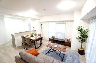 【その他共用部分】 | 【上質リフォーム】Jcity古市駅前 | 【約14.4帖LDK】
2面採光で明るい室内を活かすには、
色彩にモノトーンやニュートラルカラーを多く取り入れると、
清潔感と広がりを感じられ、華美な装飾を避けた無駄のない
スタイリッシュな空間に！